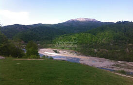 Урбанизированный участок в Колашине идеально подходит для строительства коттеджа в прекрасном месте.