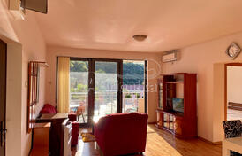 Квартира с двумя спальными комнатами в комплексе с бассейном