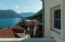 Kвартира в историческом каменном дворце с потрясающим видом на море, Прчань