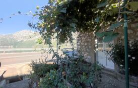 Каменный дом в Костанице в первом ряду от моря