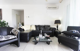 Дом с полем для гольфа и теннисным кортом