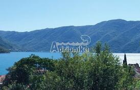 Просторная квартира с двумя спальнями недалеко от моря, Рисан