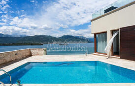 Современная вилла, расположенная на первой линии Радовичи