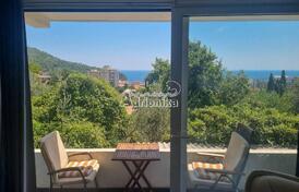 Просторный дуплекс с видом на море в Петроваце