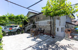 Двухэтажный дом на 6 спальных комнат в Херцег Нови, Зеленика