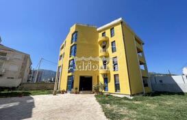 Здание в Баре под отель, всего в 300м от моря и набережной.