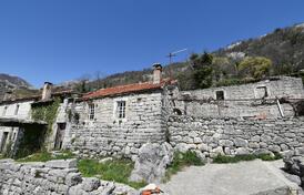 Старые каменные руины и дом на просторном участке, Камено, Херцег Нови