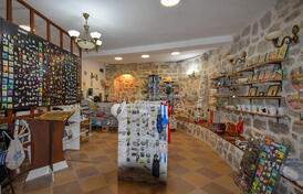 Бережно отремонтированное каменное здание с апартаментами и коммерческим помещением