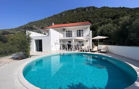 Просторный семейный дом с потрясающим видом на море и бассейном