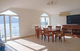 Светлая четырёхкомнатная квартира прямо на набережной у моря, Херцег Нови