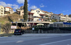 Просторный дом с участком под застройку в привлекательном деловом районе Игало, Херцег Нови