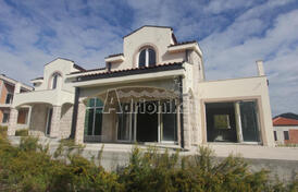 Двухэтажный дом с видом на море и горы в районе города Херцег Нови