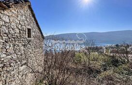 Каменный дом под ремонт в Кумборе, с участком под застройку и прекрасным видом на море