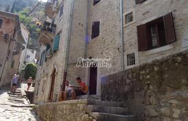 Каменное здание в Старом городе