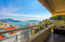 Квартира с панорамным видом на море и гаражом в Рафаиловичах