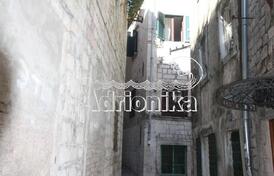 Квартира с тремя спальнями в старом городе Котора