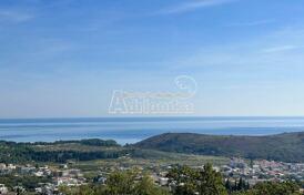 Просторный участок в Сутоморе с видом на море и колодцем