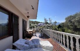 Двухуровневый дом, окружённый зеленью в Крашичи, Луштица