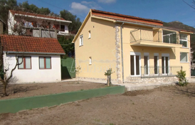 Очаровательный двухэтажный дом, расположенный в Старом Баре