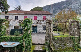 Отличная инвестиционная возможность: участок на первой линии у моря в Доброте, Котор