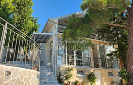 Дом в Зеленом поясе в сосновой роще с видом на море