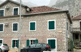 Часть дома под ремонт на первой линии моря, Доброта, Котор