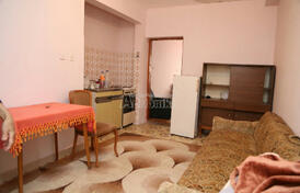 Дом с двориком и подъездным участком в Белиши