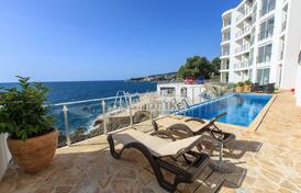 Трехкомнатная квартира на первой линии от моря, Бар