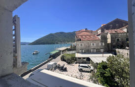 Отремонтированная квартира с двумя спальнями на первой линии от моря, Пераст