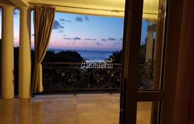 Дом в Сутоморе с большим участком и фантастическим видом на море в лучшем месте, в 50 м от пляжа!