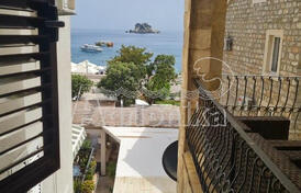 Просторная квартира с одной спальней на первой линии моря, Петровац