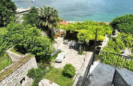 Четыре отдельные квартиры с большим двором на первой линии, Доброта, Котор