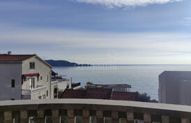 Квартира с одной спальной комнатой и панорамныим видом на море в Пржно