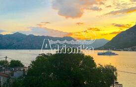 Прекрасно расположенная двухкомнатная квартира в Доброте, в минуте от моря