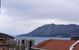 Квартира с двумя спальными комнатами и видом на море в Будве