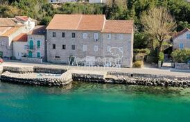 Каменный таун хаус на первой линии моря, Муо