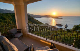 Четырехкомнатная квартира в комплексе с бассейном и парковкой, Святой Стефан &ndash; Будва