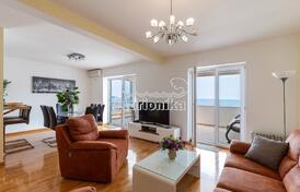 Просторная двухуровневая квартира с видом на море в Свети-Стефане