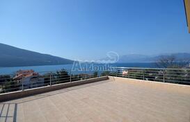 Новый 3-х этажный дом с потрясающим видом на море и горы, Дженовичи