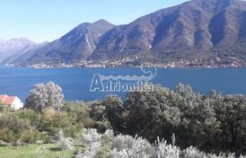 Большой, частично урбанизированный участок в самом центре Доброты, с прекрасным видом на море.