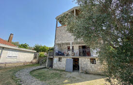 Дом в городской черте, Бар