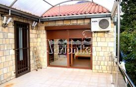 Двухэтажный дом в шаговой доступности от моря в Петровце