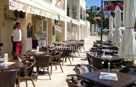 Кафе с террасой на первой линии в Херцег Нови