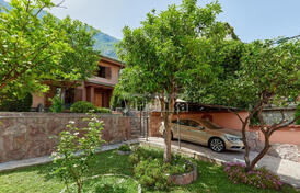 Красивый семейный дом с видом на море в Доброте, Котор