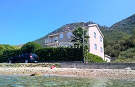 Просторный дом с апартаментами на первой линии моря, Прчань