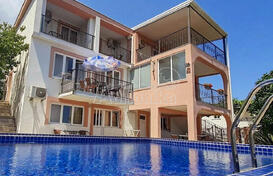 Дом с апартаментами и бассейном, 600м до моря, Добра Вода