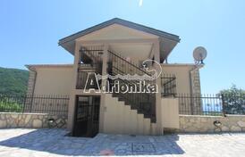 Вилла в Будве, Маини