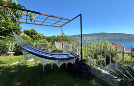 Два апартамента с красивым садом в центре Херцег Нови