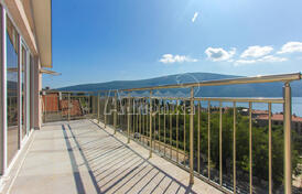Квартиры с тремя спальными комнатами и видом на море в Херцег Нови, Баошичи