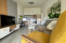 Двухкомнатная квартира с просторной террасой и собственным парковочным местом в тихой части Будвы.